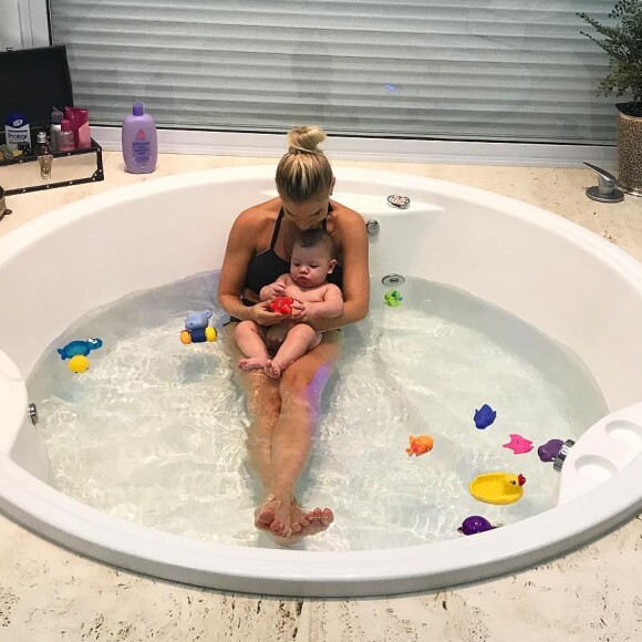 Andressa Suita adora compartilhar momentos com o herdeiro na web