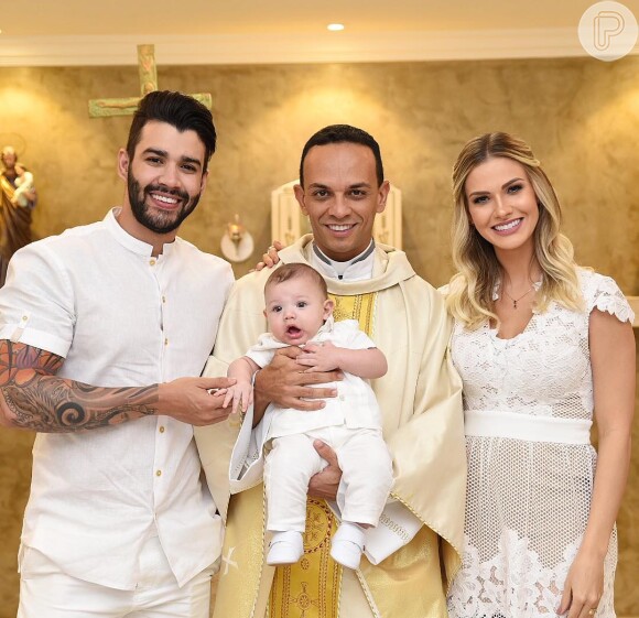 Aos 5 meses de vida, Gabriel foi batizado pelos pais e sempre aparece em momentos fofos nas redes sociais