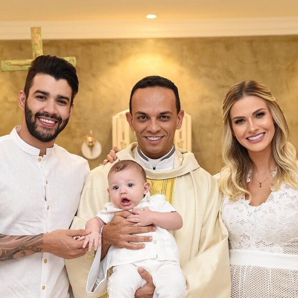 Aos 5 meses de vida, Gabriel foi batizado pelos pais e sempre aparece em momentos fofos nas redes sociais