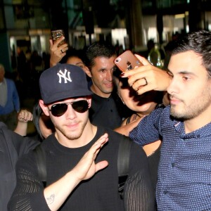 Bloqueio de seguranças impediu contato mais próximo de Nick Jonas com fãs brasileiros