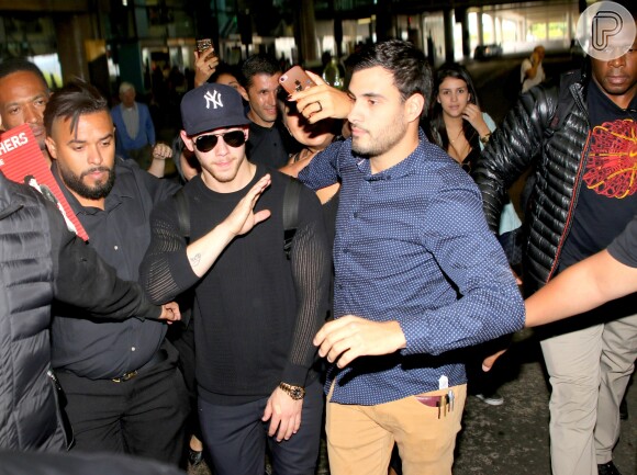 Bloqueio de seguranças impediu contato mais próximo de Nick Jonas com fãs brasileiros