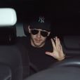 Nick Jonas acenou para fãs de dentro do carro em São Paulo