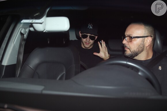 Nick Jonas acenou para fãs de dentro do carro em São Paulo