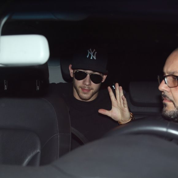 Nick Jonas acenou para fãs de dentro do carro em São Paulo