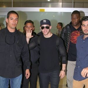 Nick Jonas acena para fãs ao desembarcar no Aeroporto Internacional de Guarulhos, em São Paulo, neste sábado, dia 9 de dezembro de 2017