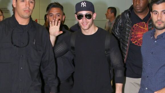 Nick Jonas acena para fãs ao desembarcar em aeroporto de São Paulo. Fotos!