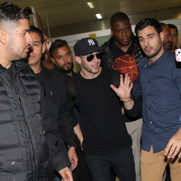 Fãs de Nick Jonas tentaram tirar fotos com o artista no Aeroporto Internacional de Guarulhos, em São Paulo, neste sábado, dia 9 de dezembro de 2017