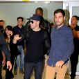 Nick Jonas usou look discreto todo preto para desembarcar em São Paulo