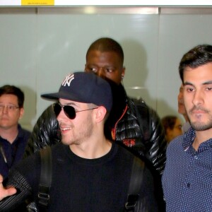 Nick Jonas usou look discreto todo preto para desembarcar em São Paulo