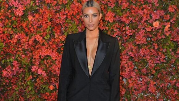 Kim Kardashian veta barriga de aluguel de festa de Natal: 'Vai enviar presentes'