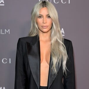 'É difícil, mas Kim está recuando e tentando não controlar a barriga de aluguel', diz a pessoa próxima a Kim Kardashian