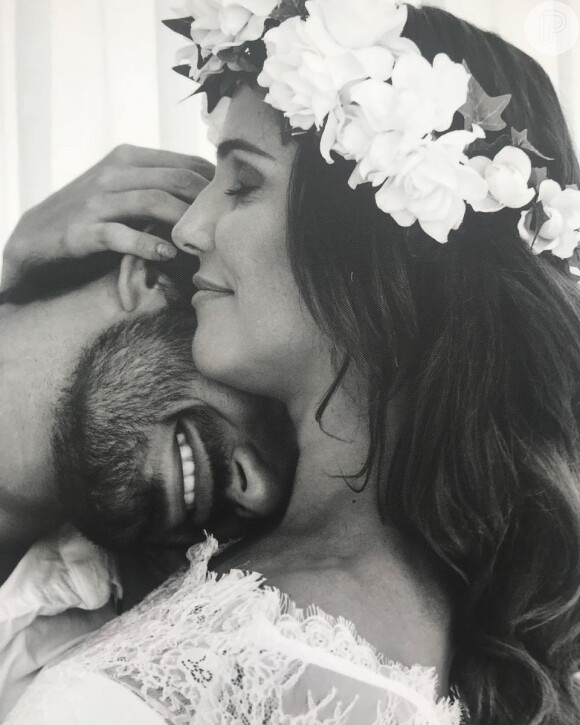 Deborah Secco e Hugo Moura completaram recentemente 2 anos de casados