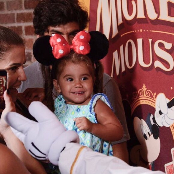 Deborah Secco, Maria Flor e Hugo Moura estão curtindo férias na Disney