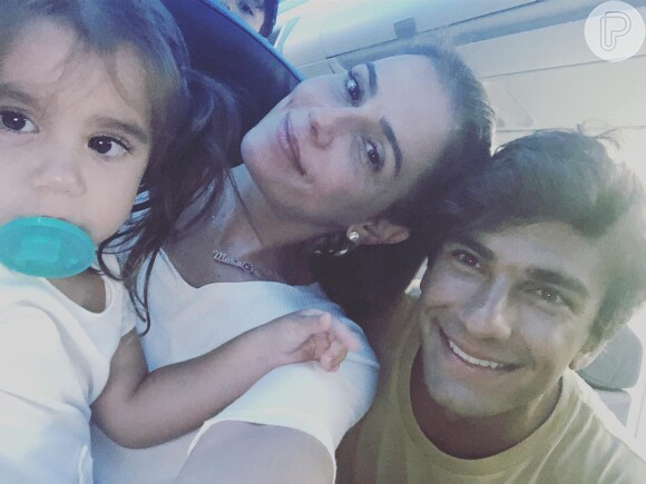 Deborah Secco, Maria Flor, Hugo Moura no avião a caminho de Orlando