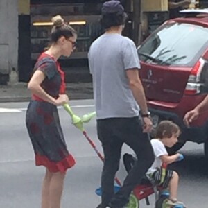 Pedro se divertiu andando em um carrinho guiado pela mãe