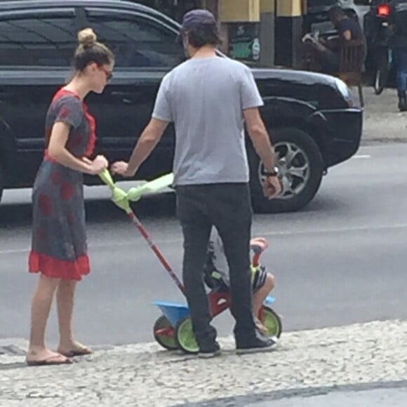 Alinne Moraes teve a ajuda de Mauro Lima para conduzir o carrinho de Pedro