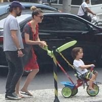 Alinne Moraes e o marido, Mauro Lima, passeiam com o filho, Pedro, em carrinho