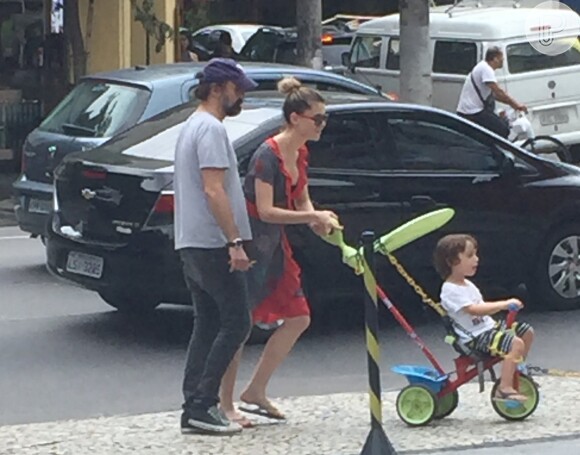 Alinne Moraes, Mauro Lima e o filho do casal, Pedro, circularam neste sábado, 9 de dezembro de 2017, pelas ruas do Rio