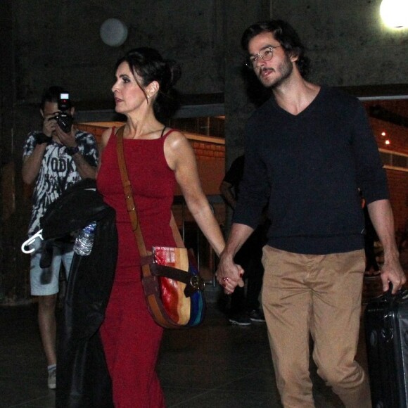 Fátima Bernardes e Túlio Gadêlha não se importaram com o assédio dos fotógrafos