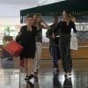 Em dia de folga, Juliana Silveira e Louise D’Tuani passearam pelo shopping Fashion Mall, na Barra da Tijuca, Zona Oeste do Rio de Janeiro, na companhia da empresária Márcia Barba