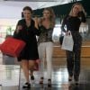 De folga, Juliana Silveira e Louise D'Tuani passeiam no shopping com empresária