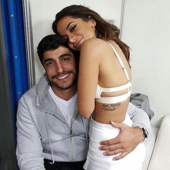 Anitta explica motivo de não ter feito casamento na igreja: 'Sou uma pessoa discreta'