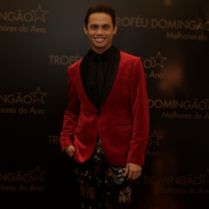 Estiloso, Silvero Pereira combinou blazer vermelho e calça estampada para o Prêmio Melhores do Ano, promovido pelo 'Domingão do Faustão' na noite deste domingo, 10 de dezembro de 2017