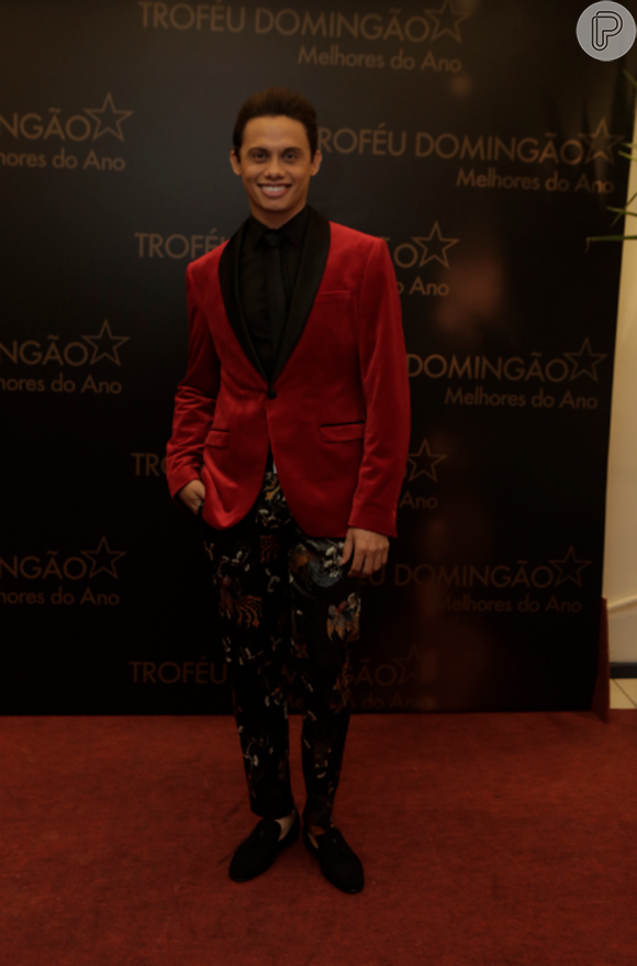 Estiloso, Silvero Pereira combinou blazer vermelho e calça estampada para o Prêmio Melhores do Ano, promovido pelo 'Domingão do Faustão' na noite deste domingo, 10 de dezembro de 2017
