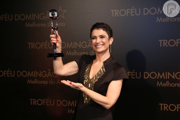 Sandra Annenberg venceu o prêmio de melhor jornalista de 2017 e diviu o prêmio com William Bonner e Renata Vasconcellos no 'Domigão do Faustão'