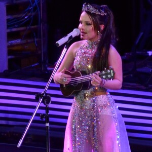Larissa Manoela tocou ukelele no show na Jeneusse Arena