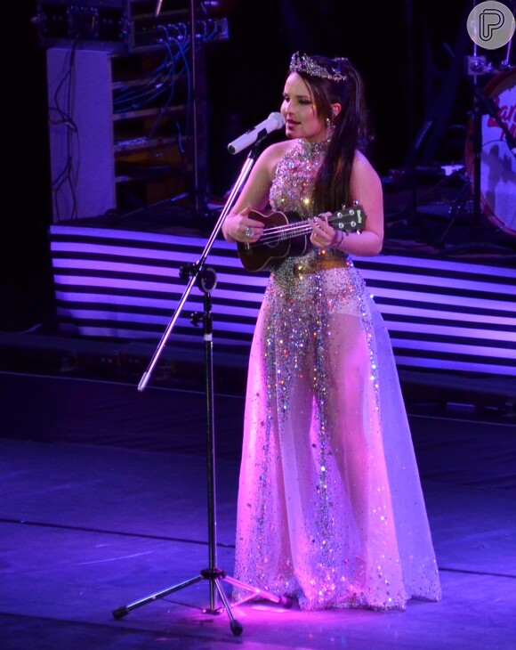 Larissa Manoela tocou ukelele no show na Jeneusse Arena