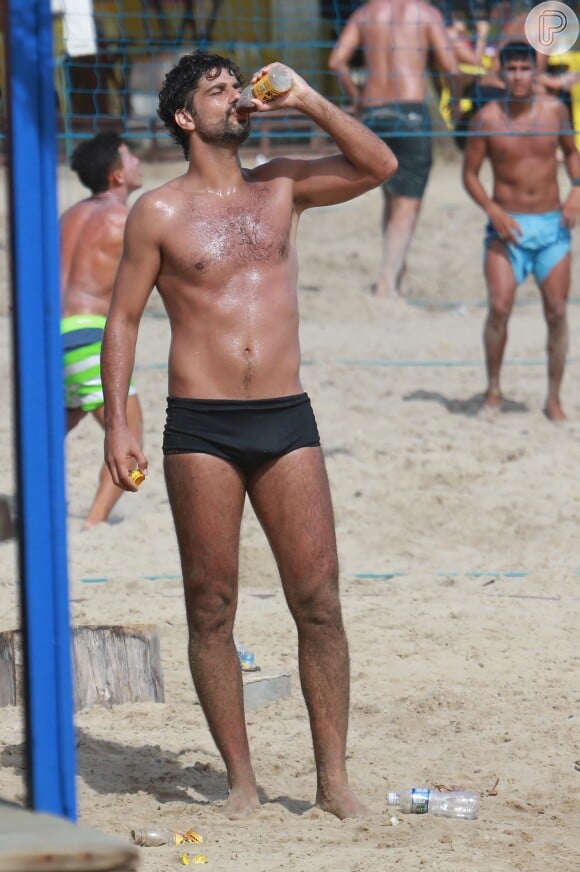Bruno Cabrerizo chamou atenção ao ser visto de sunga na praia no fim de semana