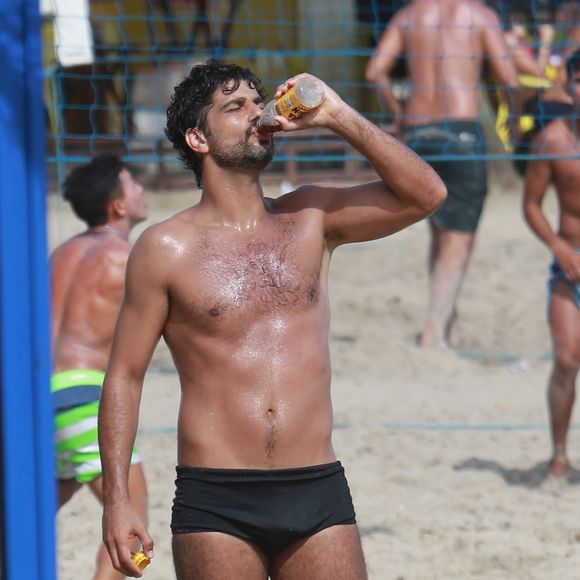 Bruno Cabrerizo chamou atenção ao ser visto de sunga na praia no fim de semana
