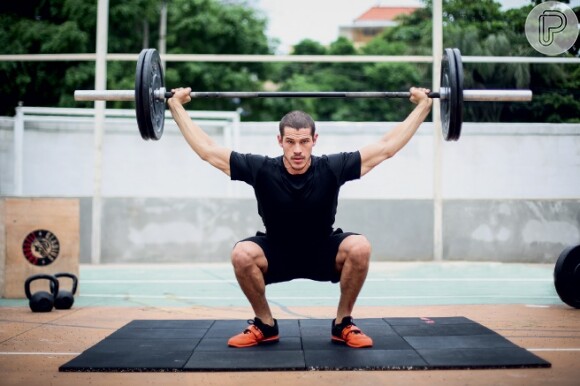 José Loreto, que viverá José Aldo nos cinemas, abriu um box de CrossFit na Praia da Macumba, na Zona Oeste do Rio. O ator mostra força em foto de Gabriel Rafael Felix