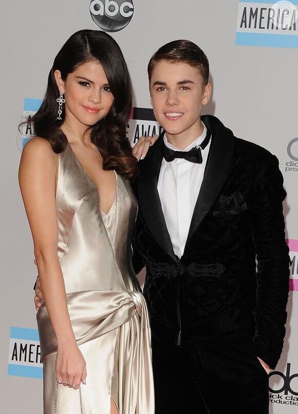 Selena Gomez e Justin Bieber reataram o relacionamento em novembro. Os dois ainda não confirmaram o namoro publicamente, mas a mãe do popstar garantiu que eles estão juntos novamente