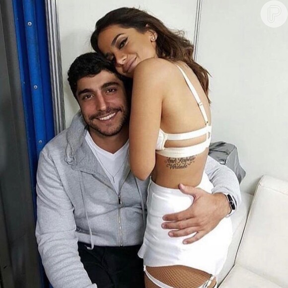 Anitta começou a ser vista com o atual marido, Thiago Magalhães, em junho e assumiu o relacionamento em 30 de julho de 2017. Os dois assinaram um contrato de união estável em novembro