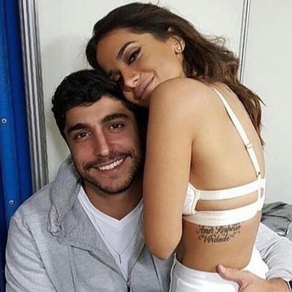 Anitta começou a ser vista com o atual marido, Thiago Magalhães, em junho e assumiu o relacionamento em 30 de julho de 2017. Os dois assinaram um contrato de união estável em novembro