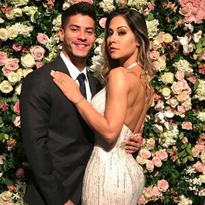 Mayra Cardi assumiu o namoro com Arthur Aguiar em 06 de julho de 2017. Os dois estão com casamento marcado para março de 2018 em Fernando de Noronha