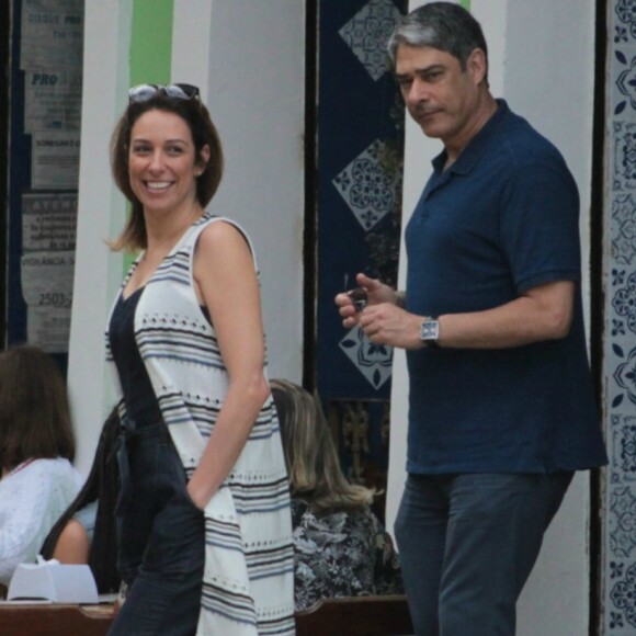 Os rumores em torno do relacionamento de William Bonner e Natasha Dantas começaram em abril. O jornalista assumiu o namoro ao ser clicado pela primeira vez com a fisioterapeuta em 22 de julho de 2017