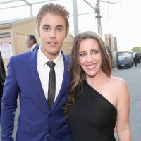 Mãe de Justin Bieber aprova romance dele com Selena Gomez: 'Ligação especial'