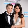 Mãe de Justin Bieber aprova romance dele com Selena Gomez em entrevista à revista 'People'