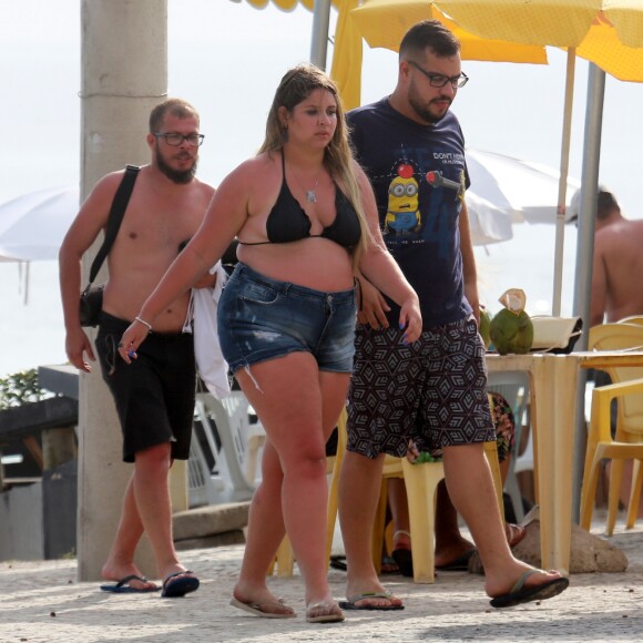 Marília Mendonça aproveita dia de folga com amigos em praia no Rio de Janeiro nesta segunda-feira, dia 11 de dezembro de 2017