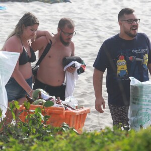 Marília Mendonça deixa praia no Rio de Janeiro com amigos