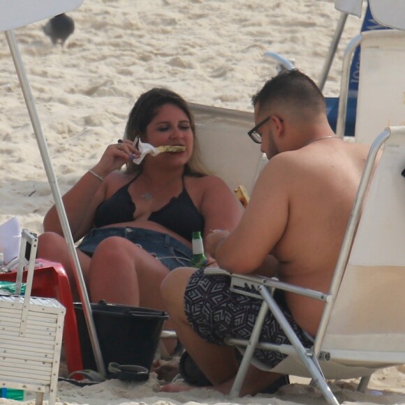 Marília Mendonça aproveita dia de folga com amigos em praia após participar do Prêmio Melhores do Ano