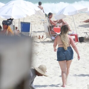 Marília Mendonça caminha na praia durante dia de folga com amigos