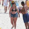 Marília Mendonça é tietada por fã na praia durante dia de folga