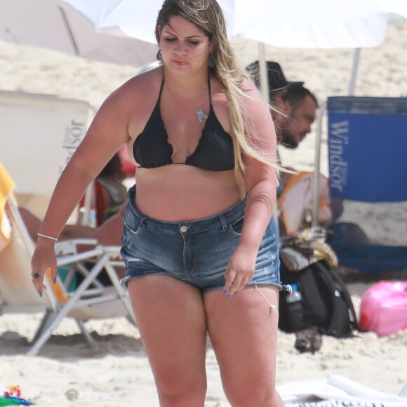 Marília escolheu um biquíni preto e short jeans para o passeio na praia
