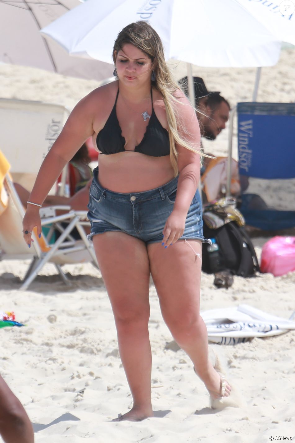 Short jeans com biquíni