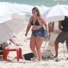 Marília Mendonça se divertiu com amigos na praia nesta segunda (11)