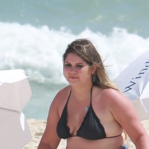 Marília Mendonça se divertiu com amigos na praia nesta segunda (11)
